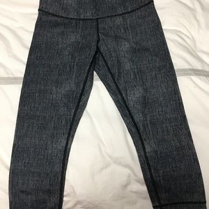 Lululemon navy/white printed wonder under, size 6